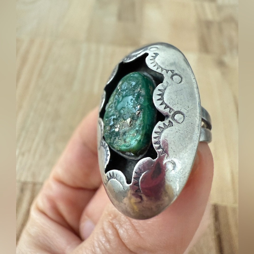 Vintage southwestern silver stamped oval ring with green stone - Picture 3 of 11